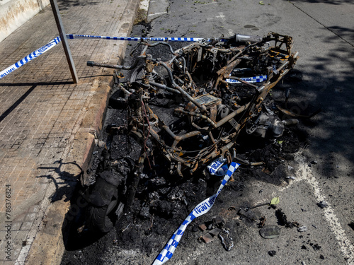 Moto quemada en la calle