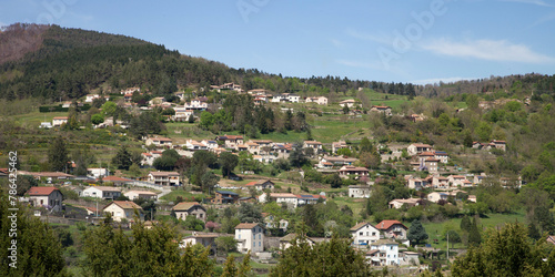 Lotissements de la ville de Lamastre à flanc de montagne