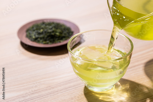 冷たい緑茶を注ぐ © taa22