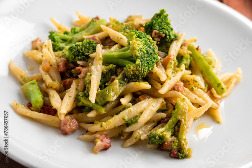 Piatto di trofie con pancetta e broccoli, pasta italiana, cibo europeo 