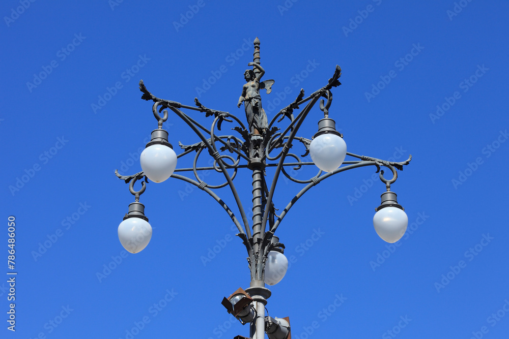 Kandelaber auf der Piazza del Duomo in der baroken Altstadt von Catania, Sizilien, Italien Kandelaber auf der Piazza del Duomo in der baroken Altstadt von Catania, Sizilien, Italien