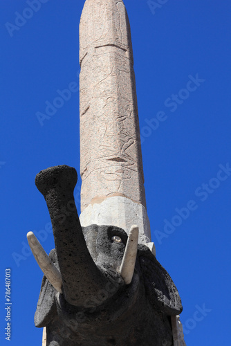 Der Elefant aus Lavastein gehauen trägt einen ägyptischen Obelisken auf der Piazza del Duomo, Catania, Sizilien