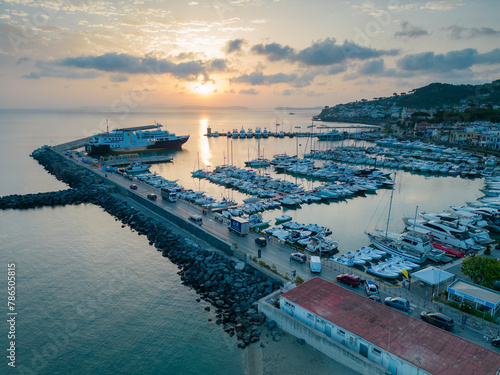 Vista aerea di un'alba al porto di Casamicciola ad Ischia. Un isola a Napoli photo