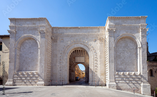 Schilderij op canvas Porta di San Pietro in Perugia , Umbria, Italy , Renaissance arch by Agostino di