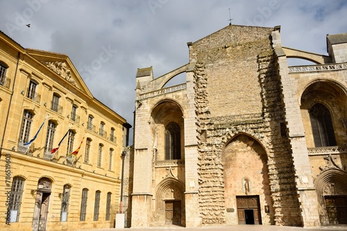 Hôte de ville et Basilique Sainte-Marie-Madeleine de Saint-Maximin- la-Sainte-Baume