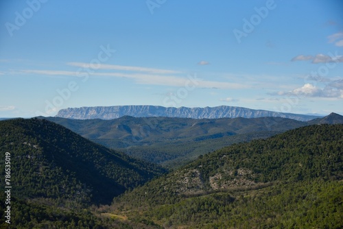 Le massif de La Sainte-Baume et la Montagne Sainte-Victoire en arrière-plan