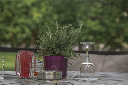 Tischgedeck mit Wasserglas, Kerze und Pflanze im Biergarten
