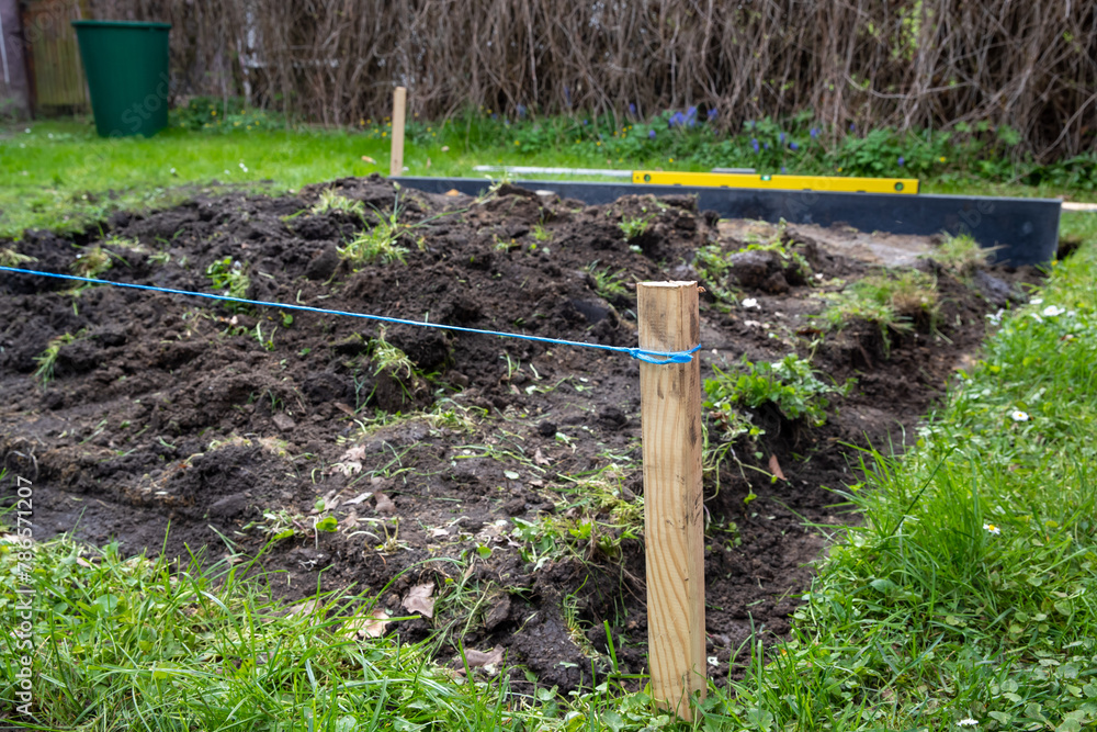 Baustelle im Garten. Eine Fläche bauen mit Bordsteinen. Baustelle im Garten. Eine Fläche bauen mit Bordsteinen.