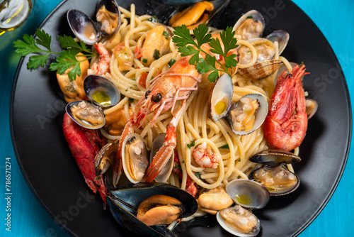 Primo piano di deliziosi spaghetti allo scoglio, pasta italiana con frutti di mare, cibo mediterraneo 