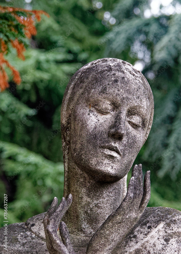 Sculpture de pierre tombale. Cimetière monumental, Milan - Italie
