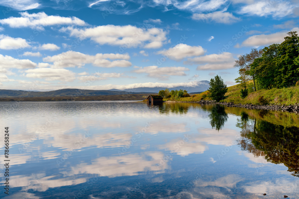 Eaux claires du Loch Loyal avec le reflet des nuages et du ciel bleu à Lettermore en Ecosse au printemps Eaux claires du Loch Loyal avec le reflet des nuages et du ciel bleu à Lettermore en Ecosse au printemps