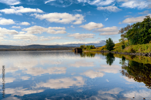 Eaux claires du Loch Loyal avec le reflet des nuages et du ciel bleu    Lettermore en Ecosse au printemps