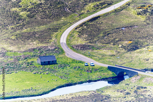 Vue de haut du pont Inchkinloch du sommet du Ben Loyal en randonnée en Ecosse au printemps photo