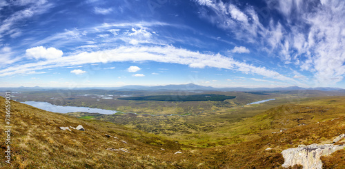 Fototapeta Naklejka Na Ścianę i Meble -  Panorama des vallées et des lochs au sommet du Ben Loyal en randonnée en Ecosse au printemps