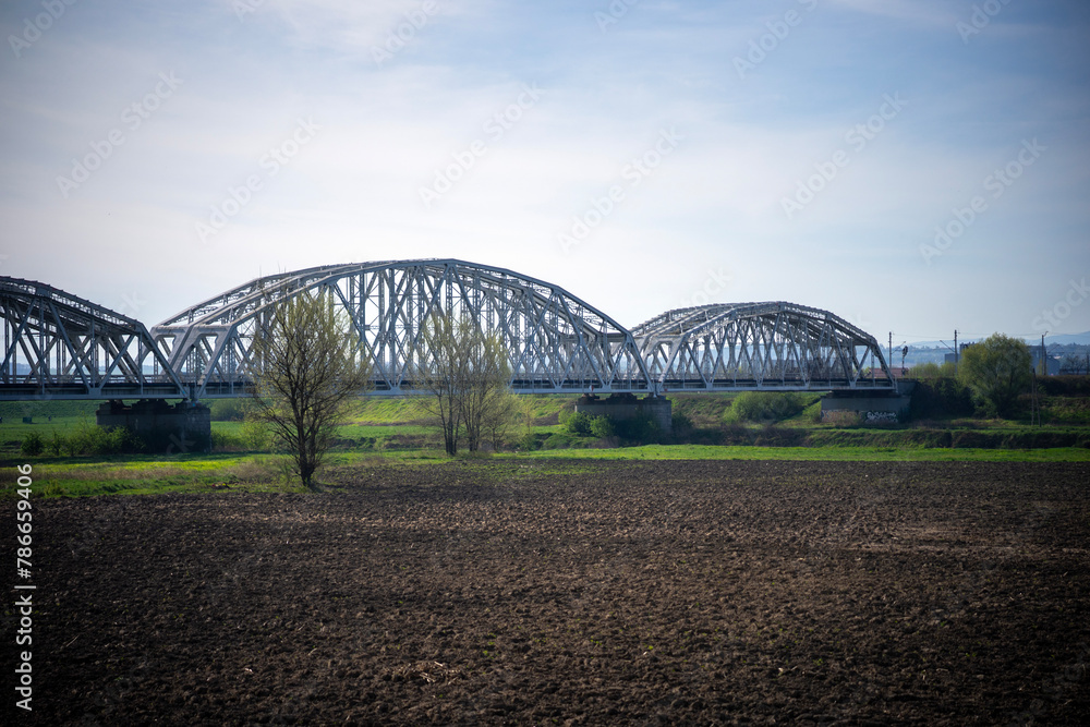 Obraz na płótnie 01.05.2024 - Przylasek Rusiecki. Kraków. Polska. Piękna słoneczna aura która sprzyja odpoczynkowi.  Wiadukt kolejowy w salonie