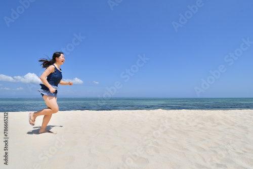 ビーチで走る女の子（フィリピン、パンダノン島）