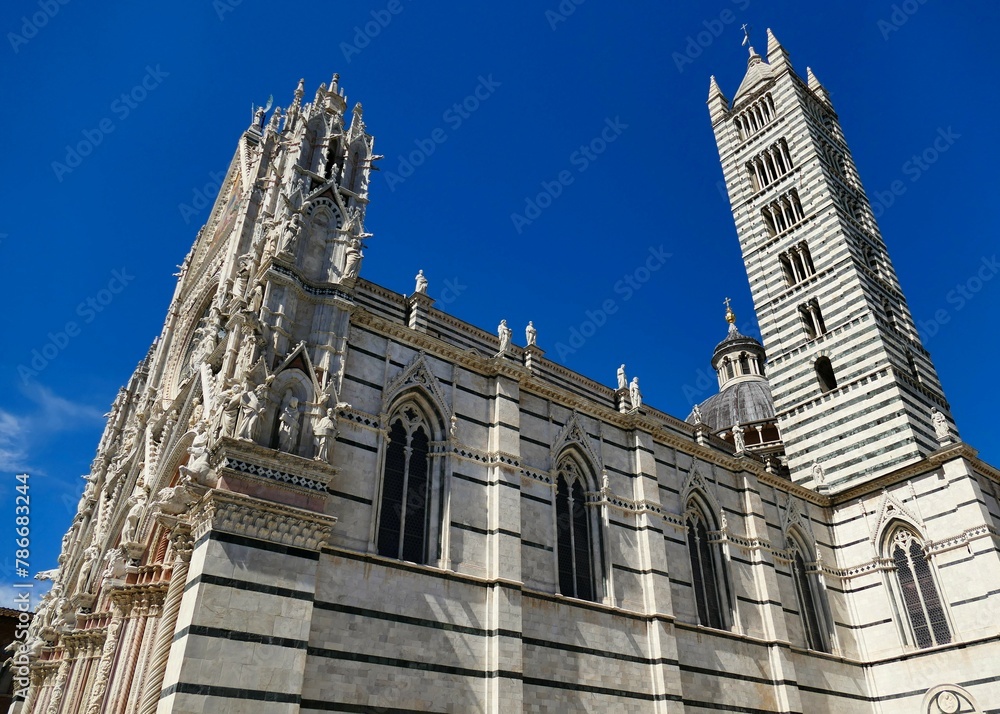 Obraz premium La façade et le campanile de la cathédrale Santa Maria Assunta à Sienne 