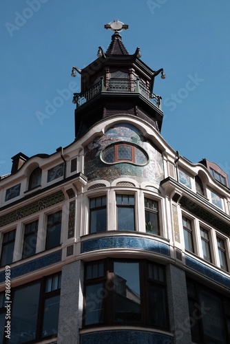 Elegante Jugendstil Fassade des historischen Riquethaus und Eckhaus mit verziertem Eckturm vor blauem Himmel im Sonnenschein im Schuhmachergäßchen in der Innenstadt von Leipzig im Freistaat Sachsen photo