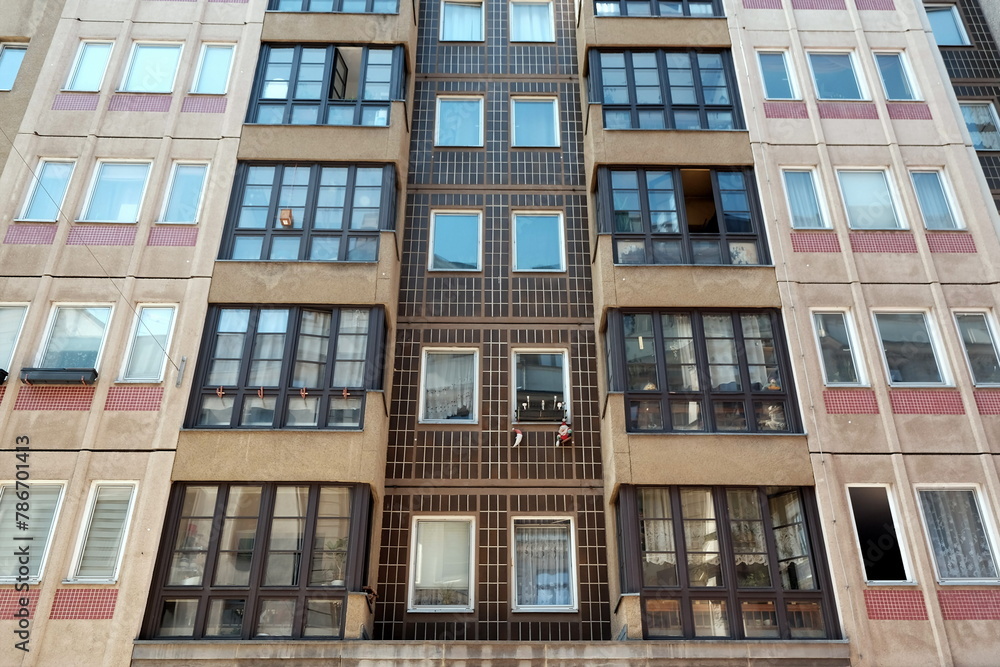 Saniertes Wohnhais in Beige, Braun und Naturfarben aus den Zeitzen von DDR und Sozialismus in der Nikolaistraße in der City und Altstadt von Leipzig im Freistaat Sachsen Saniertes Wohnhais in Beige, Braun und Naturfarben aus den Zeitzen von DDR und Sozialismus in der Nikolaistraße in der City und Altstadt von Leipzig im Freistaat Sachsen