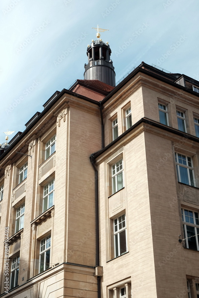 Sanierter Altbau Fassade in Beige und hellen Naturfarben eines repräsentativen Wohngebäude im Sonnenschein in der City und Altstadt von Leipzig im Freistaat Sachsen