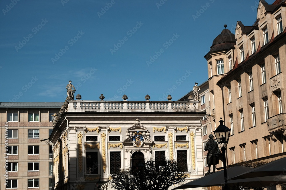 Fototapeta premium Alte Börse in Barock Architektur, Denkmal von Johann Wolfgang von Goethe und Fassade des Handelshof vor blauem Himmel im Sonnenschein am Naschmarkt in der Innenstadt von Leipzig im Freistaat Sachsen