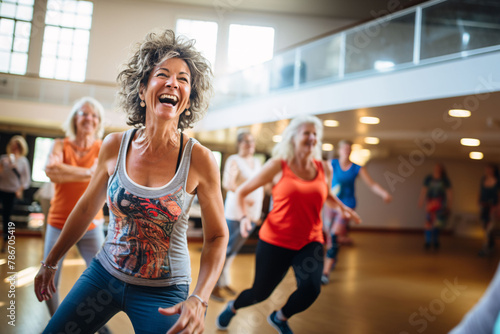 Una mujer de mediana edad en una clase de zumba o aeróbic. Mujer de mediana edad de aspecto saludable haciendo ejercicio. Salud y bienestar. photo
