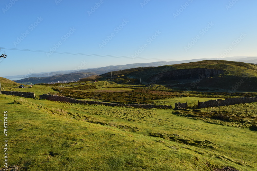 Fototapeta premium Paisagem e por do sol e montanhas
