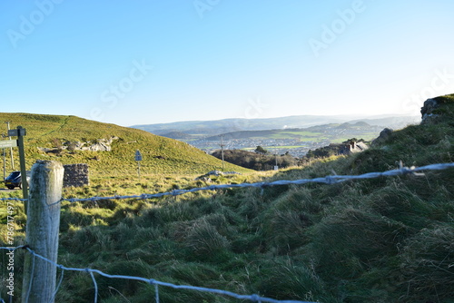 Vista do do campo e montanhas photo