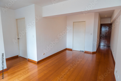 sala de departamento con melamina y acabados en madera