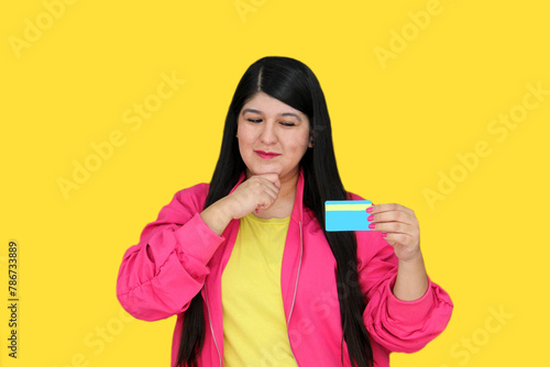 30-year-old Latina woman shows the credit card she uses for purchases, excited and amazed at promotions, discounts and monthly payments
