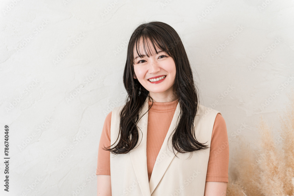 美容院・美容室・ヘアサロンに来た女性
