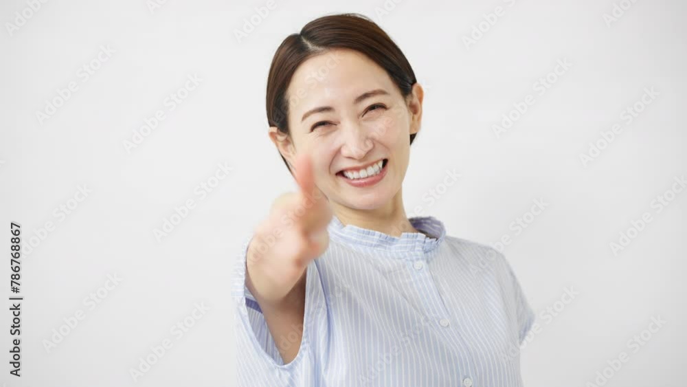 半袖ブラウスの若い女性 半袖ブラウスの若い女性