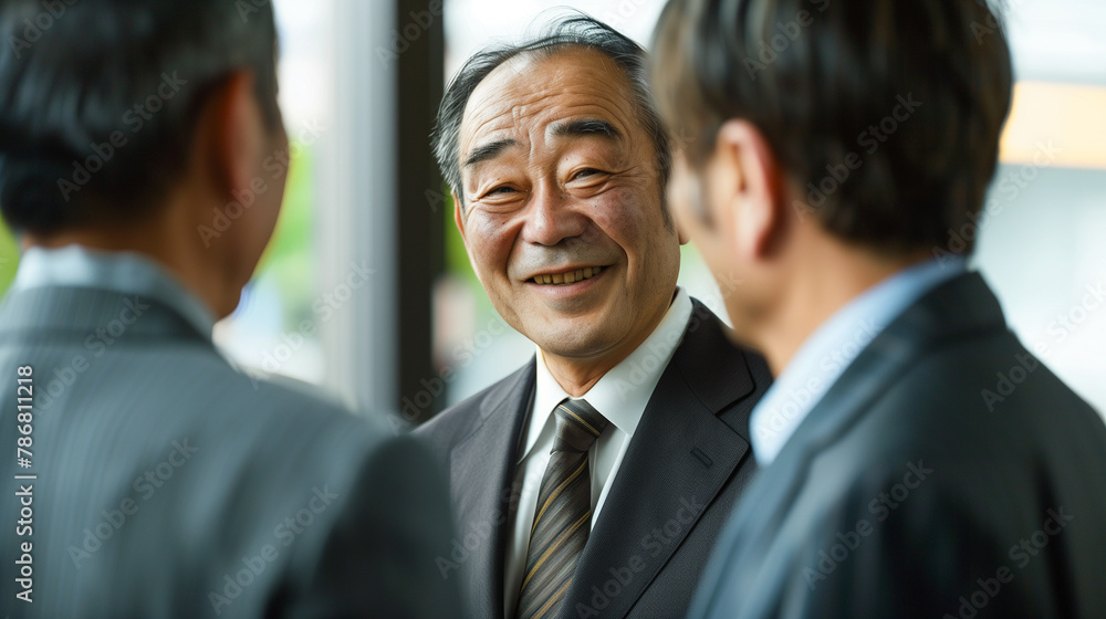 社員と会話をする重役ビジネスマン 社員と会話をする重役ビジネスマン