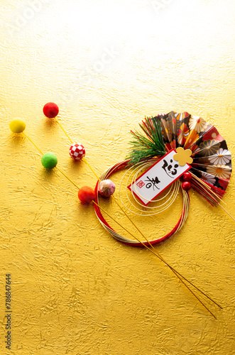 正月飾りと金色の和紙