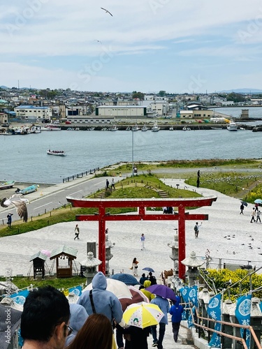 鳥居と海