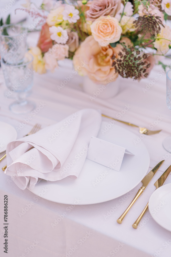Chic wedding table setting with elegant floral arrangement Chic wedding table setting with elegant floral arrangement