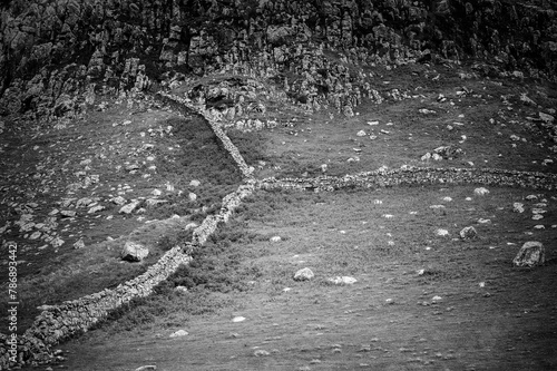 Croisement en carrefour de murets de pierre au milieu d'un pâturage rocailleux à Neist Point sur l'île de Skye en Ecosse au printemps en noir et blanc photo