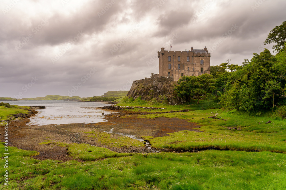 Château sur une falaise surplombant un loch à marée basse en Ecosse Château sur une falaise surplombant un loch à marée basse en Ecosse