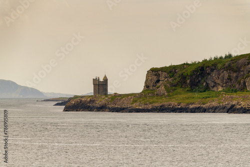 Quadro em tela Petit château sur les bords du détroit de Mull en Ecosse