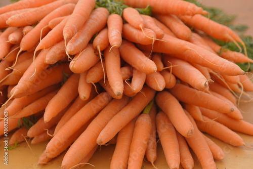 Frische Karotten auf einem Wochenmarkt
