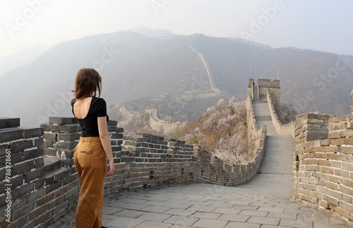 Jeune femme seule à la Grande Muraille de Chine photo