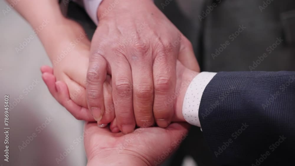 The handover ceremony in which parents hand over their daughter to the groom at the wedding The handover ceremony in which parents hand over their daughter to the groom at the wedding