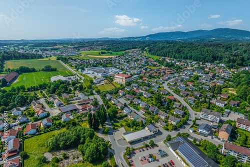 Die Marktgemeinde Metten bei Deggendorf im niederbayerischen Donautal von oben