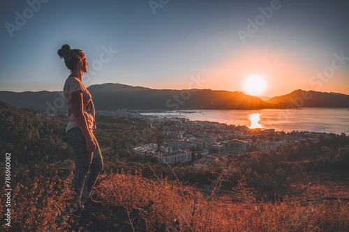 Kobieta podziwiająca Marmaris w Turcji © Foto Kadr