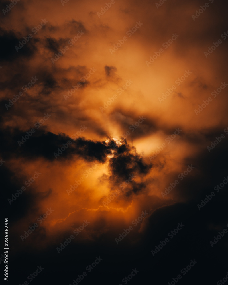 Naklejka premium Heavenly rays pierce the cloud cover, creating a feeling of hope. The bright rays of the sun break through the clouds, creating a dramatic effect. Shine.