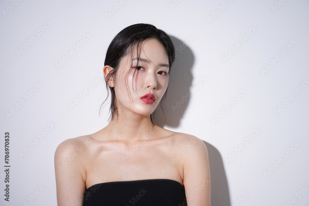 Obraz premium 黒いドレスを着た若い女性のポートレート