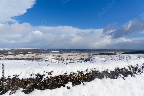 Dans le centre Finistère, en Bretagne, le lac de Brennilis crée une toile de fond saisissante pour ce paysage enneigé, offrant une scène de pure beauté hivernale.