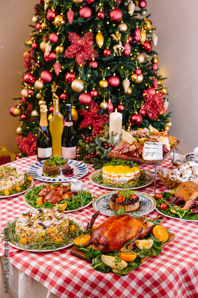 Naklejka premium Festive christmas dinner spread with decorated tree