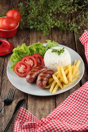 sausage, french fries and salad © cintiaynoue