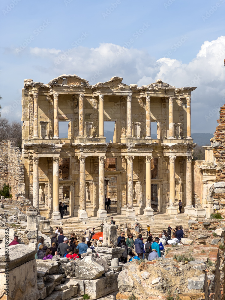 Obraz premium izmir , turkey - 3 March 2024 : The Library of Celsus, Ephesus, Turkey , Ruins of ancient site Efes in Izmir, Turkey. Unesco heritage. Tourists visiting the ancient city